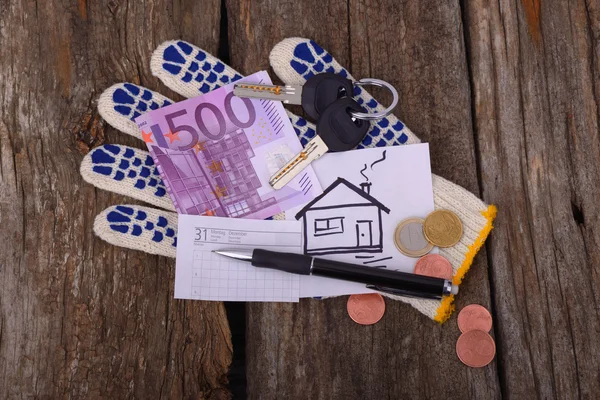 Beş yüz Euro boyalı house ve eldiven için tuşlar — Stok fotoğraf