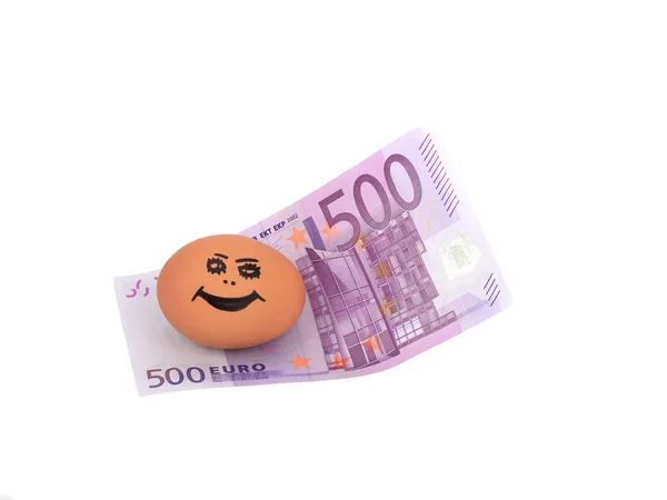 Beş yüz Euro ve gülümseyen tavuk yumurta — Stok fotoğraf