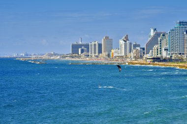 su tel Aviv ve insanların manzaralı