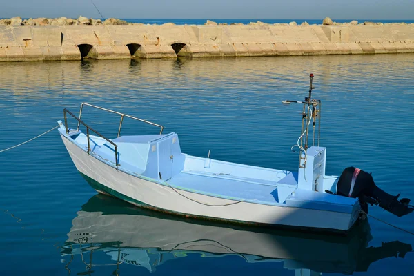 Pequeño barco de pesca — Foto de Stock