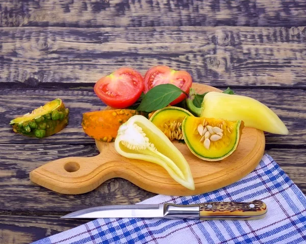 küçük sarı kabak domates marul biber doğrama Bo üzerinde