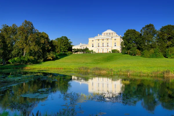 O lago e o Palácio de Pavlovsk — Fotografia de Stock