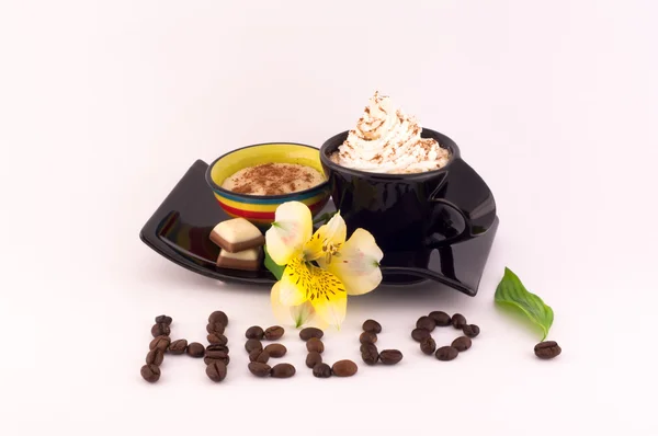 Kaffee, Sahne und Blumen — Stockfoto