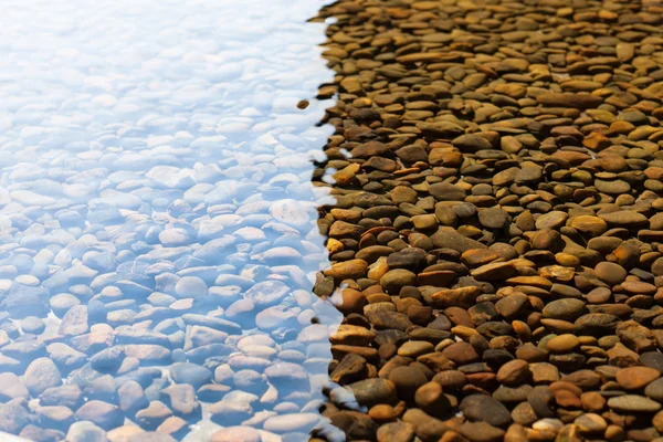 Cailloux sous l'eau Image En Vente