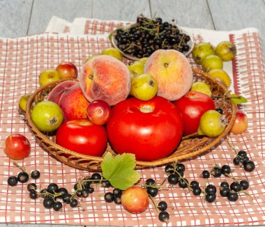 Cömert bir yaz. Frenk üzümü, kırmızı domates, şeftali ve armut..
