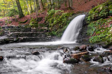 Güçlü beyaz bir su akıntısı olan şelale, Lumshork nehrinin kaynağı.