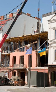 Müstakbel otel için binanın yeniden inşası