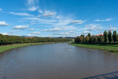 Uzh Nehri yaz mevsiminde Linden ve Chestnut sokaklarında Uzhhorod şehrini mavi bulutların altında gizler..