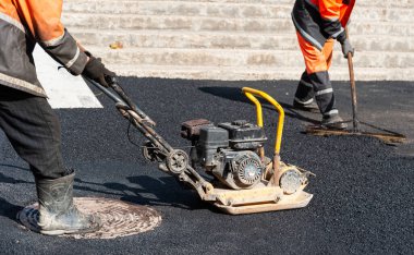 Kaldırımların küçük bölümlerinin onarımı sırasında asfaltın elle uygulanması gibi.