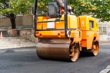 Dizel asfalt silindiri çalışmaya hazır.