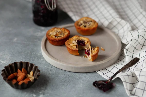 Tabakta kiraz reçelli kurabiyeler