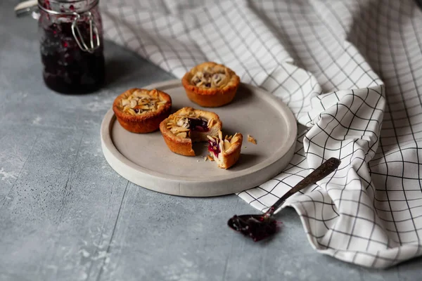 Tabakta kiraz reçelli kurabiyeler