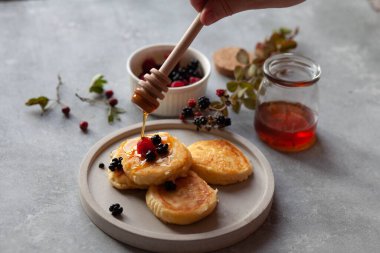 Taze böğürtlen ve bal ile kahvaltı