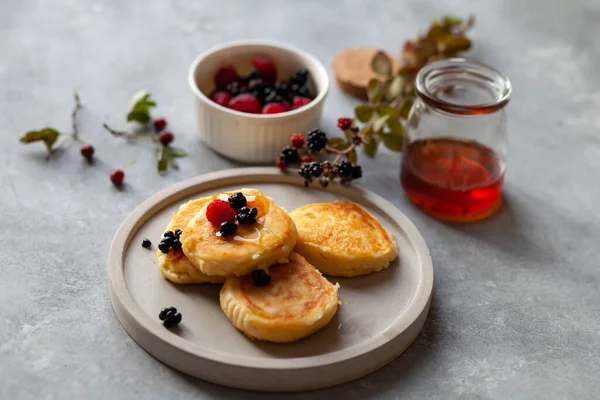 Taze böğürtlen ve bal ile kahvaltı