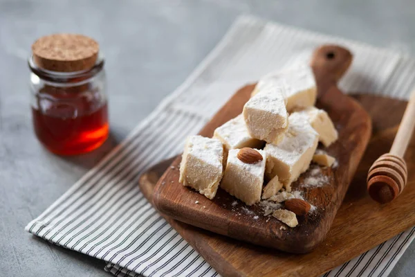 Oryantal tatlılar ahşap kesme tahtasında