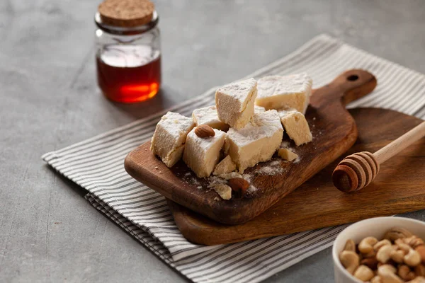 Oryantal tatlılar ahşap kesme tahtasında