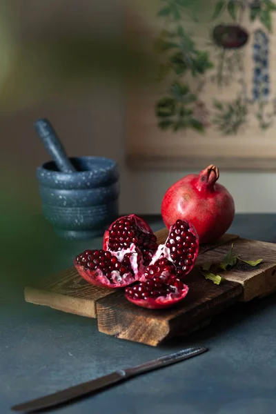 Kesme tahtasındaki olgun kırmızı nar.