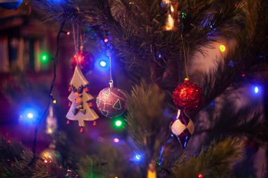 Noel ağacı süslemesi ve Noel ağacında açık çelenk