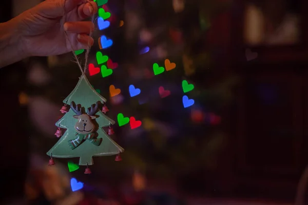 Noel ağacı süslemesi ve Noel ağacında açık çelenk