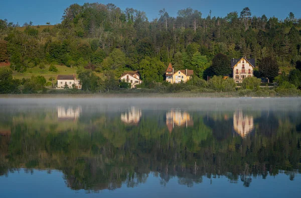 Clairvaux Les Lacs Frankreich 2020 Nebel Und Reflexionen Auf Dem — Stockfoto