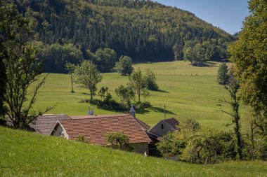 Les Planches-en-Montagne, Fransa - 09 03 2020: Langouette geçitlerini köprüden görmek