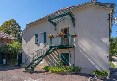 Les Planches-en-Montagne, Fransa - 09 03 2020: Tipik köy evi