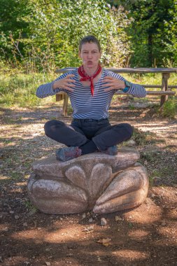 Maisod - 09 04 2020: Taş yengeç ve üzerinde oturan kadın