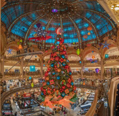 Paris, Fransa - 11: 30 2020: Covid döneminde Lafayette Haussmann 'ın oldukça renkli Noel ağacı