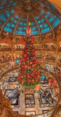 Paris, Fransa - 11: 30 2020: Covid döneminde Lafayette Haussmann 'ın oldukça renkli Noel ağacı