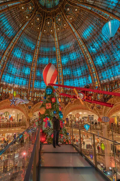 Paris França 2020 Árvore Natal Muito Colorida Das Galerias Lafayette — Fotografia de Stock