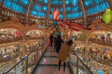 Paris, Fransa - 11: 30 2020: Covid döneminde Lafayette Haussmann 'ın oldukça renkli Noel ağacı