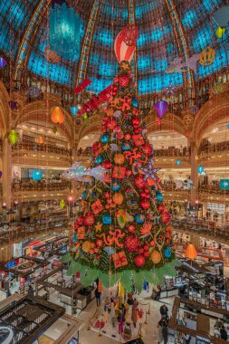 Paris, Fransa - 11: 30 2020: Covid döneminde Lafayette Haussmann 'ın oldukça renkli Noel ağacı