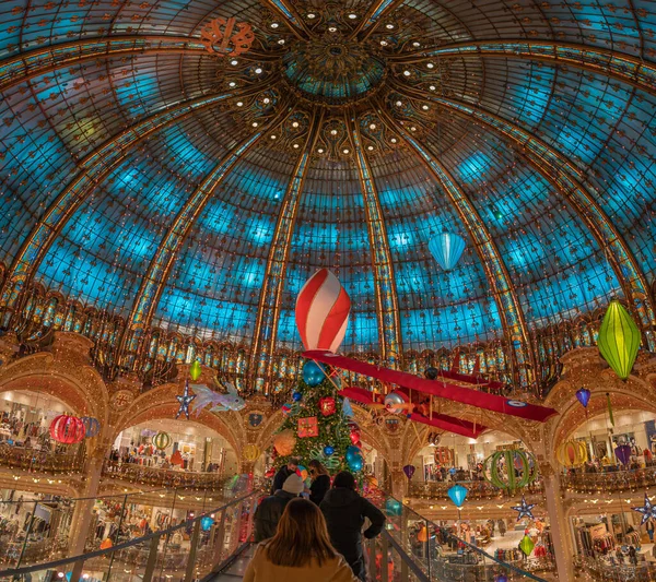 Paris Frankreich 2020 Der Ziemlich Bunte Weihnachtsbaum Der Galleries Lafayette — Stockfoto