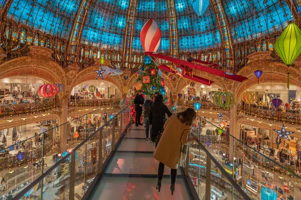 Paris, Fransa - 11: 30 2020: Covid döneminde Lafayette Haussmann 'ın oldukça renkli Noel ağacı
