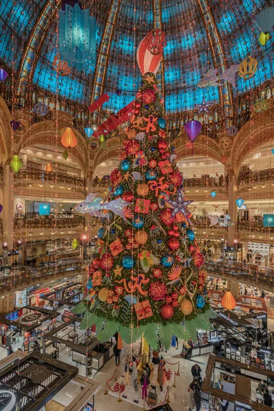 Paris, Fransa - 11: 30 2020: Covid döneminde Lafayette Haussmann 'ın oldukça renkli Noel ağacı