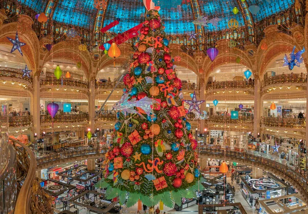 Paris Frankreich 2020 Der Ziemlich Bunte Weihnachtsbaum Der Galleries Lafayette — Stockfoto