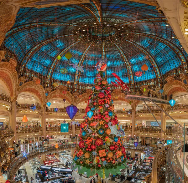 Paris Frankreich 2020 Der Ziemlich Bunte Weihnachtsbaum Der Galleries Lafayette — Stockfoto