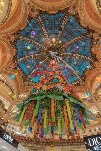 Paris Frankreich 2020 Der Ziemlich Bunte Weihnachtsbaum Der Galleries Lafayette — Stockfoto