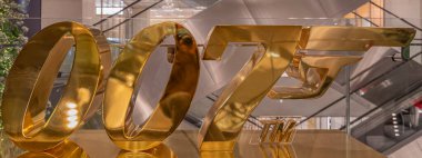 Paris, Fransa - 11: 30 2020: James Bond 007 Le Printemps mağazasında Covid döneminde