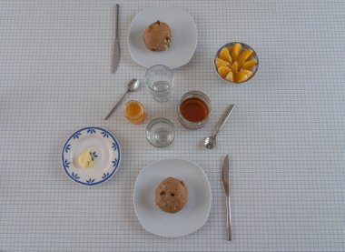 Paris, Fransa - 129 2020: Covid döneminde bir çift için Fransız Kahvaltı Masası