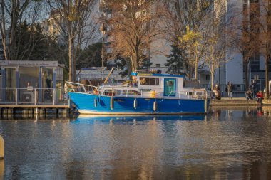 Paris, Fransa - 12: 28 2019: Ourcq kanal görüntüsü günbatımında asansör köprüsü.