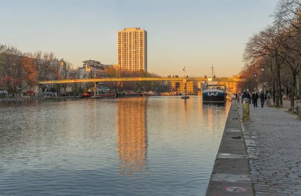 Paris Fransa 2019 Gün Batımında Villetin Havzasındaki Binaların Yansımaları — Stok fotoğraf