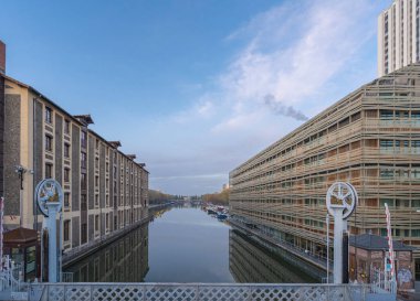 Paris, Fransa - 11 07 2020: Ourcq kanalının görüntüsü güneş doğarken asansör köprüsünü oluşturuyor