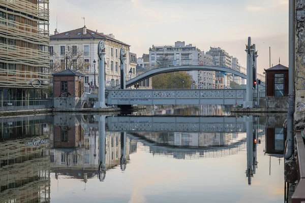 Paris Fransa 107 2020 Gündoğumunda Asansör Köprüsünün Ourcq Kanalı Yansımaları — Stok fotoğraf