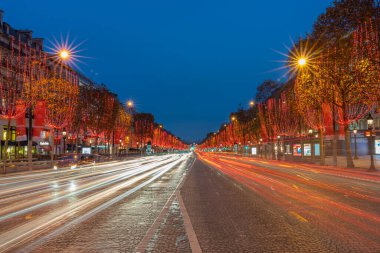 Paris, Fransa - 12: 09 2020: Champs Elysees Bulvarı 'nın Noel ışıklarıyla manzarası