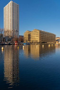 Paris, Fransa - 12: 28 2019: Gün batımında villetin havzasındaki binaların yansımaları