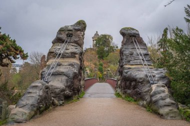 Paris, Fransa - 12: 2020: Askıya alınmış yürüyüş yolunun görüntüsü