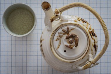 Paris, Fransa - 107 07 2020: Çaydanlık ve kase