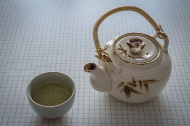 Paris, Fransa - 107 07 2020: Çaydanlık ve kase