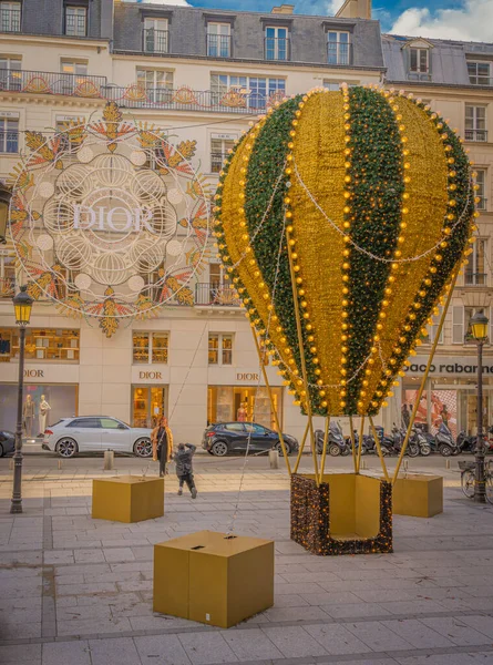 フランス 2020年12月30日 熱気球とノートルダム ラソン教会 — ストック写真